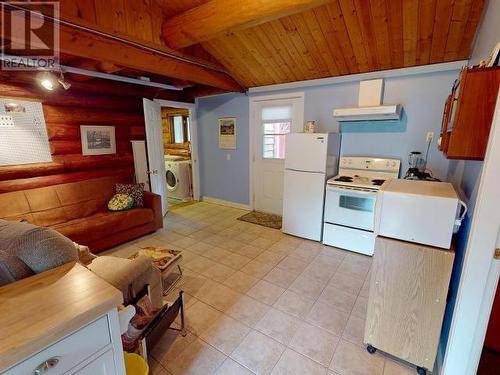 4304 Sanderson Road, Texada Island, BC - Indoor Photo Showing Kitchen