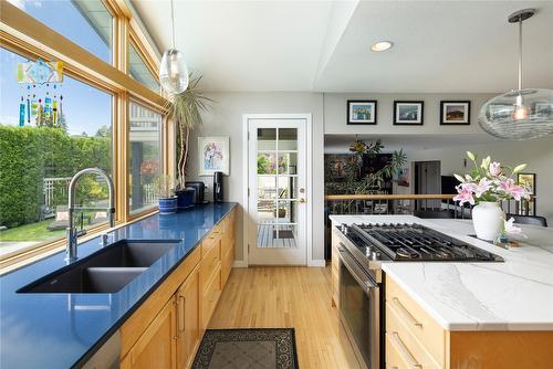 497 Eldorado Road, Kelowna, BC - Indoor Photo Showing Kitchen With Double Sink