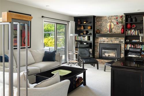 497 Eldorado Road, Kelowna, BC - Indoor Photo Showing Living Room With Fireplace