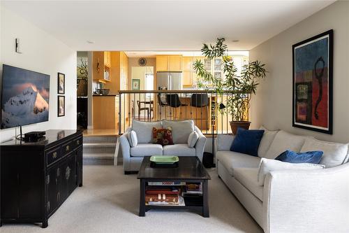497 Eldorado Road, Kelowna, BC - Indoor Photo Showing Living Room