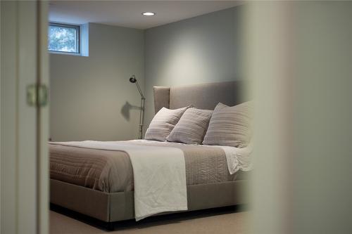 497 Eldorado Road, Kelowna, BC - Indoor Photo Showing Bedroom