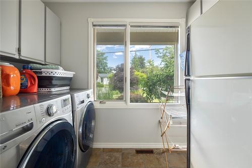 497 Eldorado Road, Kelowna, BC - Indoor Photo Showing Laundry Room