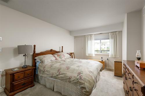 202-3157 Casorso Road, Kelowna, BC - Indoor Photo Showing Bedroom