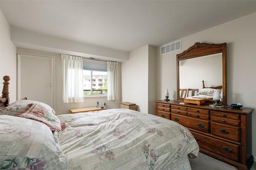 202-3157 Casorso Road, Kelowna, BC - Indoor Photo Showing Bedroom