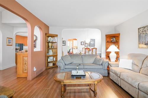 108-650 Lexington Drive, Kelowna, BC - Indoor Photo Showing Living Room