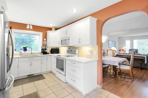 108-650 Lexington Drive, Kelowna, BC - Indoor Photo Showing Kitchen