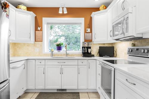 108-650 Lexington Drive, Kelowna, BC - Indoor Photo Showing Kitchen