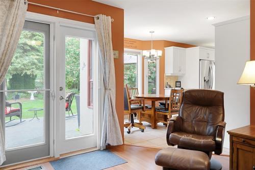 108-650 Lexington Drive, Kelowna, BC - Indoor Photo Showing Living Room