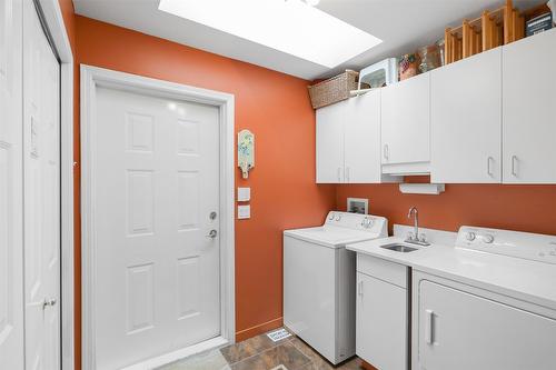 108-650 Lexington Drive, Kelowna, BC - Indoor Photo Showing Laundry Room