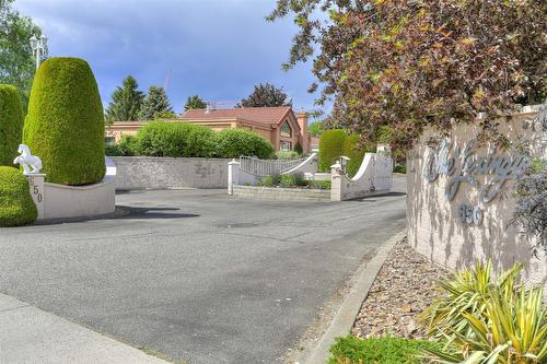 108-650 Lexington Drive, Kelowna, BC - Outdoor