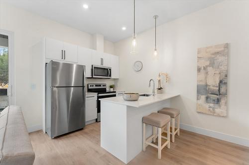 3462 Hilltown Close, Kelowna, BC - Indoor Photo Showing Kitchen