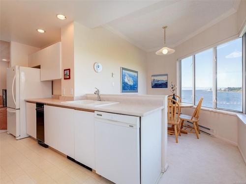 208-205 Kimta Rd, Victoria, BC - Indoor Photo Showing Kitchen