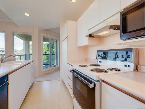 208-205 Kimta Rd, Victoria, BC - Indoor Photo Showing Kitchen