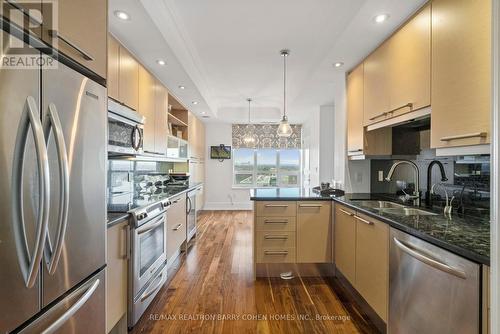 805C - 662 Sheppard Avenue E, Toronto (Bayview Village), ON - Indoor Photo Showing Kitchen With Double Sink With Upgraded Kitchen