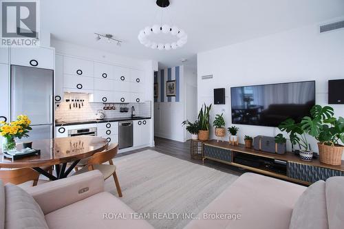 1514 - 85 Oneida Crescent, Richmond Hill (Langstaff), ON - Indoor Photo Showing Living Room