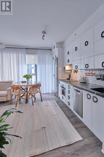 1514 - 85 Oneida Crescent, Richmond Hill (Langstaff), ON - Indoor Photo Showing Kitchen With Upgraded Kitchen