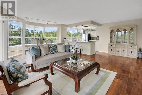 3 Towering Heights Boulevard Unit# 303, St. Catharines, ON - Indoor Photo Showing Living Room