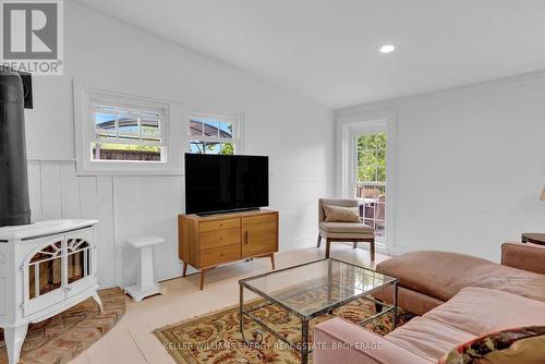 374 Bloomfield Main Street, Prince Edward County (Bloomfield), ON - Indoor Photo Showing Living Room