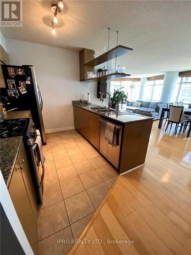 612 - 10 Navy Wharf Court, Toronto, ON - Indoor Photo Showing Kitchen