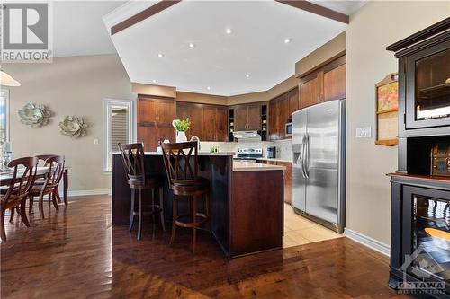 Imagine your kids sitting at the island doing their homework while you're making supper. - 470 Landswood Way, Ottawa, ON - Indoor