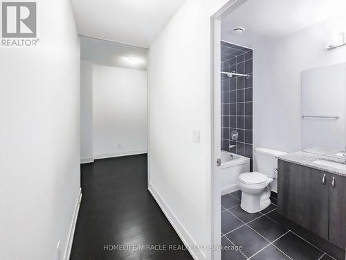 121 - 7 Kenaston Gardens, Toronto, ON - Indoor Photo Showing Bathroom
