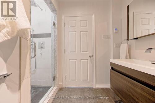 1727 Hollow Oak Terrace, Mississauga, ON - Indoor Photo Showing Bathroom