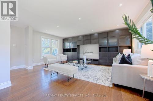 1727 Hollow Oak Terrace, Mississauga, ON - Indoor Photo Showing Living Room