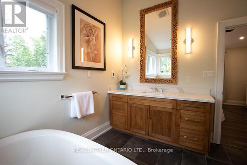263 Riverbank Drive, Cambridge, ON - Indoor Photo Showing Bathroom