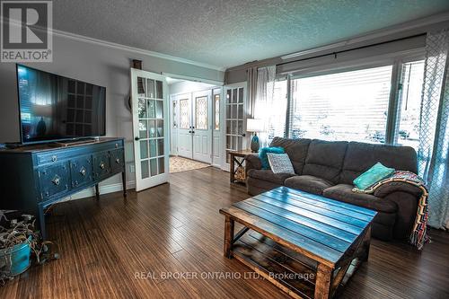 4 Meadowcliff Place, Waterloo, ON - Indoor Photo Showing Living Room