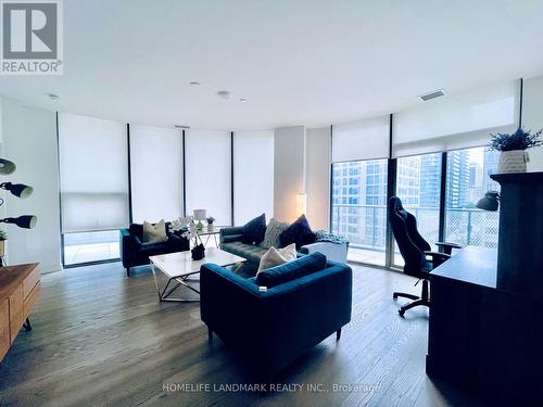 508 - 11 Wellesley Street W, Toronto, ON - Indoor Photo Showing Living Room