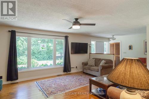 478 Bruce Rd 9, South Bruce Peninsula, ON - Indoor Photo Showing Living Room