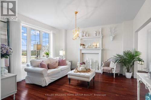 125 Crewson Court, Erin, ON - Indoor Photo Showing Living Room