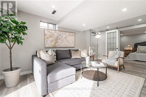 680 Rexford Drive, Hamilton, ON - Indoor Photo Showing Living Room