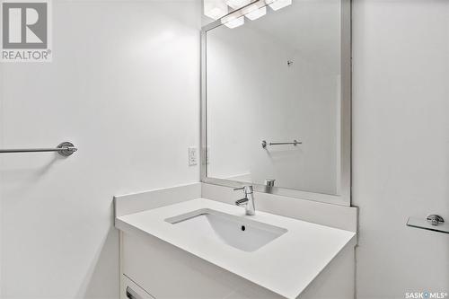302 211 Ledingham Street, Saskatoon, SK - Indoor Photo Showing Bathroom