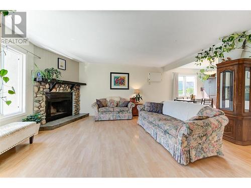 1471 Inkar Road Unit# 6, Kelowna, BC - Indoor Photo Showing Living Room With Fireplace