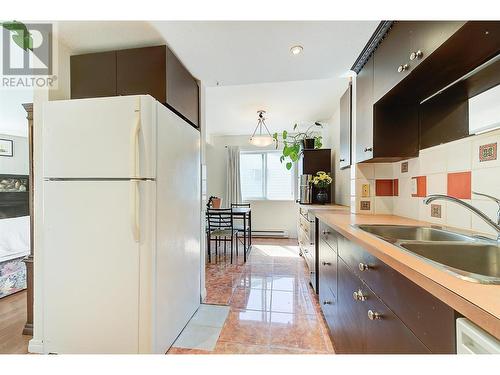 1471 Inkar Road Unit# 6, Kelowna, BC - Indoor Photo Showing Kitchen With Double Sink