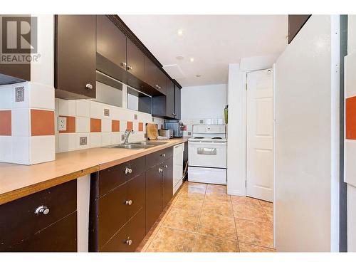 1471 Inkar Road Unit# 6, Kelowna, BC - Indoor Photo Showing Kitchen With Double Sink