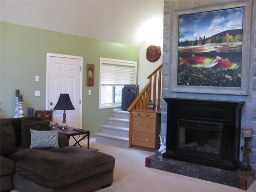 90 Hillcrest Way, Vernon, BC - Indoor Photo Showing Living Room With Fireplace