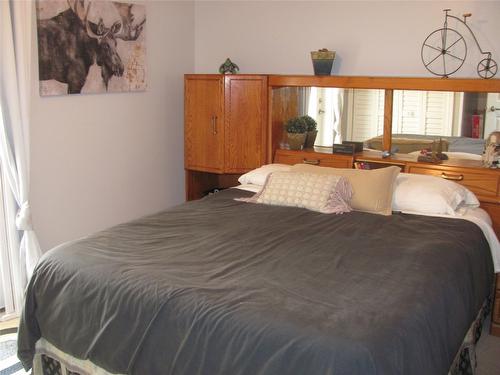 90 Hillcrest Way, Vernon, BC - Indoor Photo Showing Bedroom