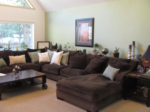 90 Hillcrest Way, Vernon, BC - Indoor Photo Showing Living Room