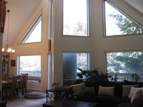 90 Hillcrest Way, Vernon, BC - Indoor Photo Showing Living Room