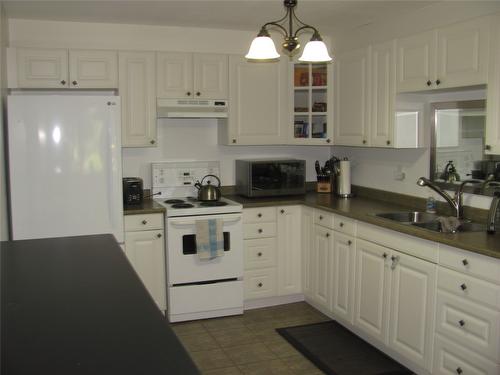 90 Hillcrest Way, Vernon, BC - Indoor Photo Showing Kitchen With Double Sink