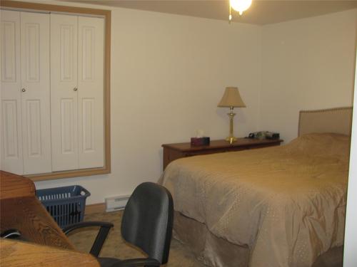 90 Hillcrest Way, Vernon, BC - Indoor Photo Showing Bedroom