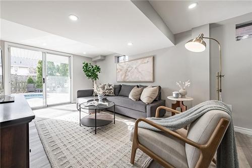 680 Rexford Drive, Hamilton, ON - Indoor Photo Showing Living Room