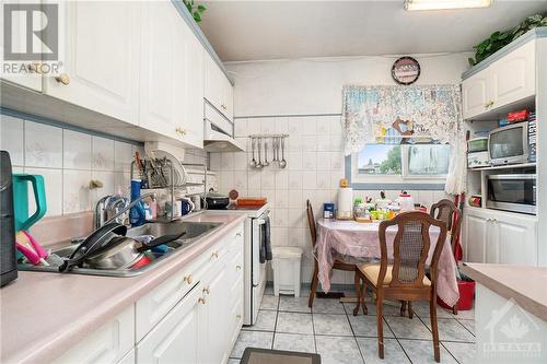 3140 Fenmore Street, Ottawa, ON - Indoor Photo Showing Kitchen With Double Sink