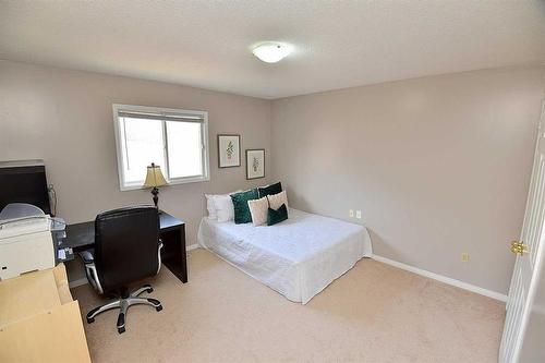 102 Huntingwood Avenue, Hamilton, ON - Indoor Photo Showing Bedroom