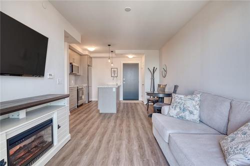 2750 King Street E|Unit #605, Hamilton, ON - Indoor Photo Showing Living Room