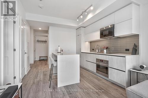 617 - 21 Park Street E, Mississauga, ON - Indoor Photo Showing Kitchen