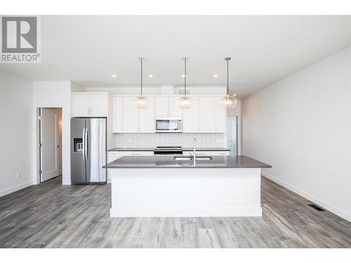 610 Academy Way Unit# 118, Kelowna, BC - Indoor Photo Showing Kitchen With Double Sink With Upgraded Kitchen