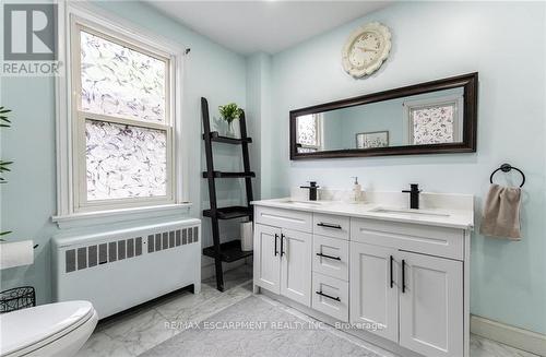 298 Dewitt Road, Hamilton, ON - Indoor Photo Showing Bathroom